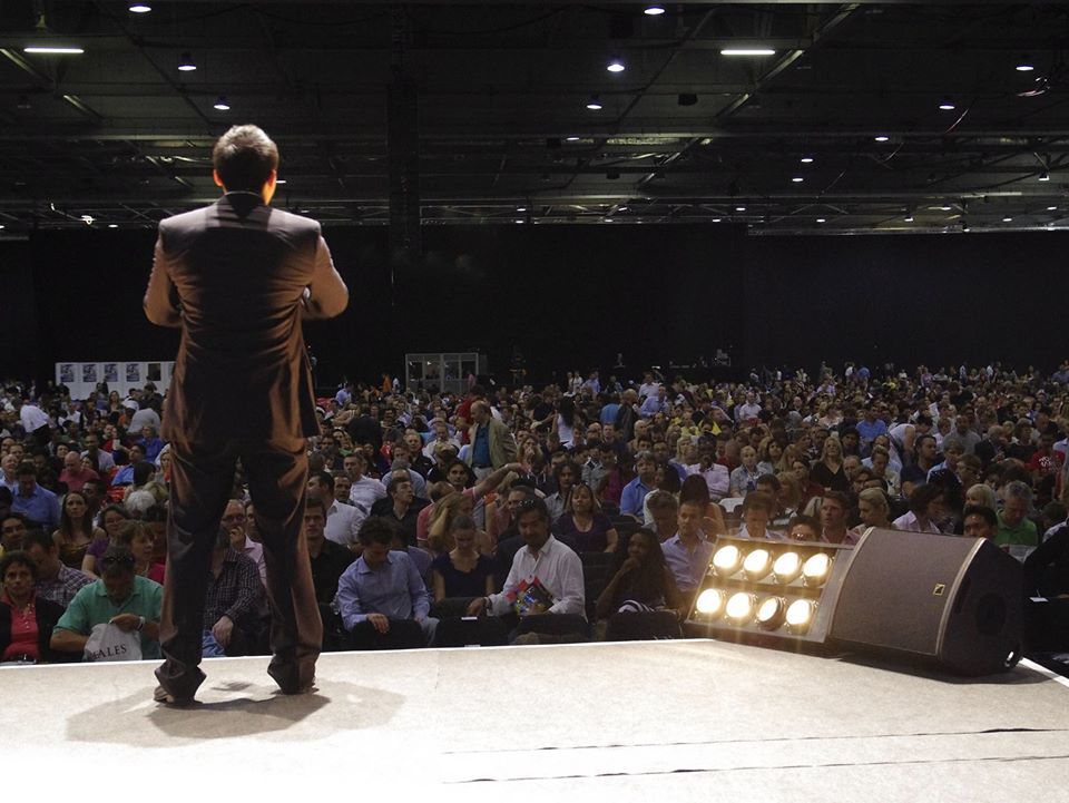 Giovanni Fenu sul palco durante un evento MemoVia davanti al pubblico