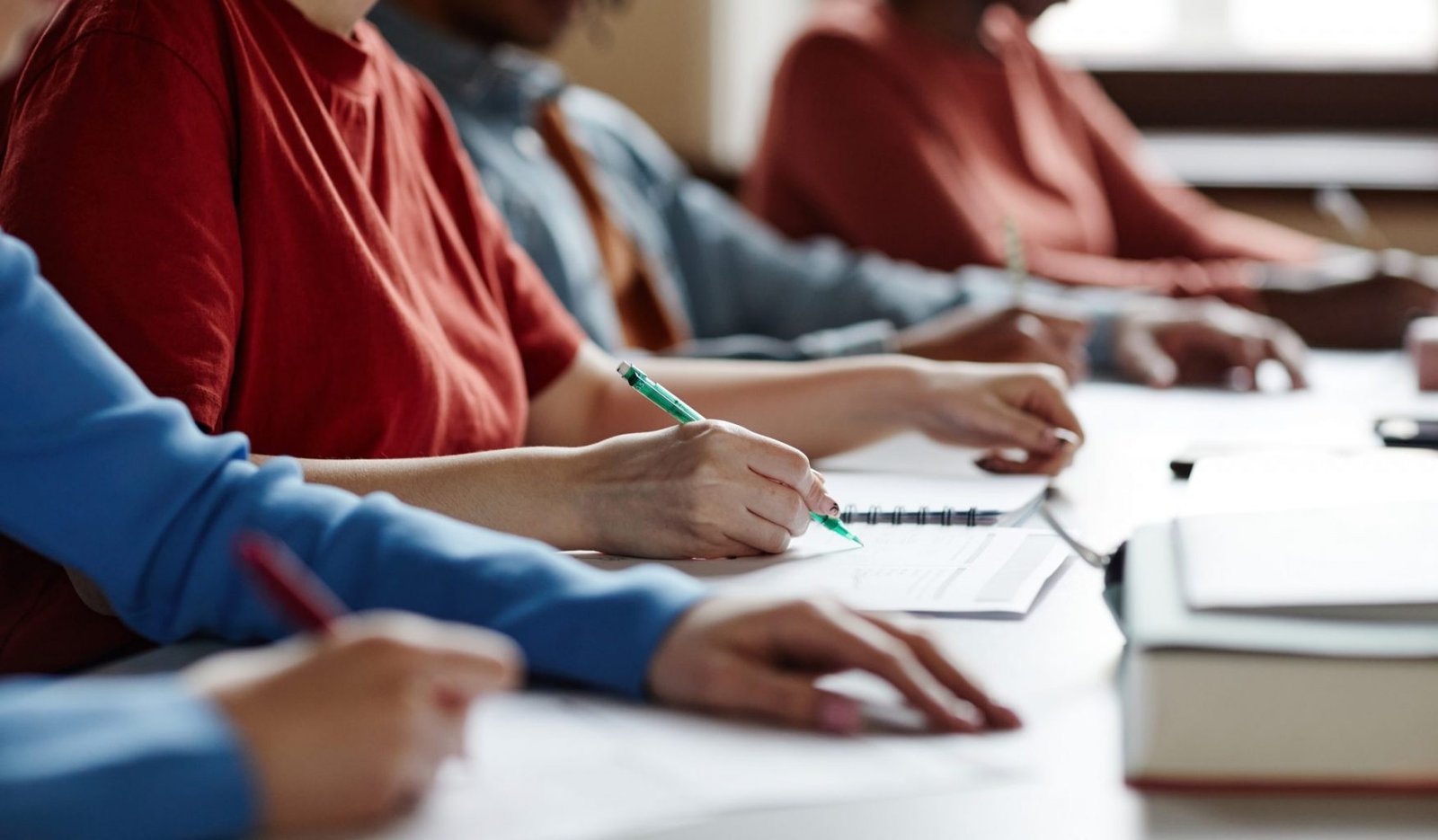 ragazzi intenti ad affrontare l'esame di maturità