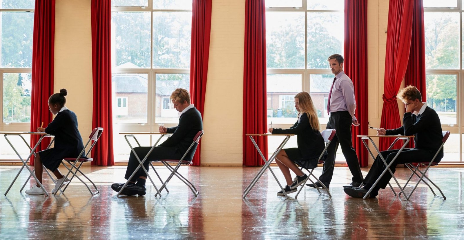 studenti che svolgono le prove dell'esame di maturità